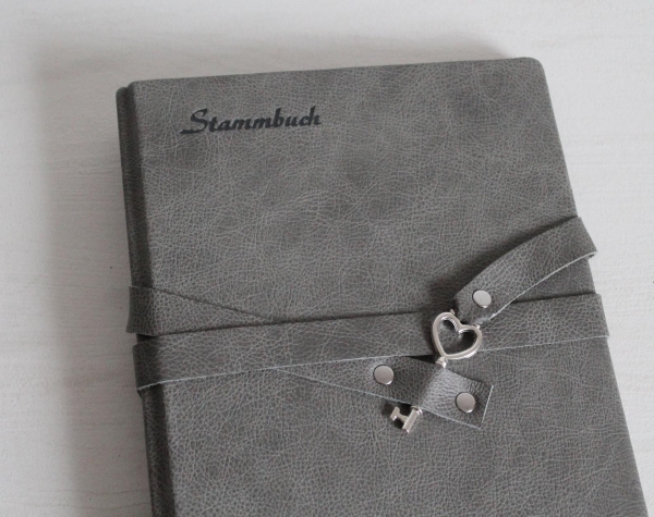 Stammbuch "Herz-Schlüssel" aus grauem Nappaleder,  DIN A5